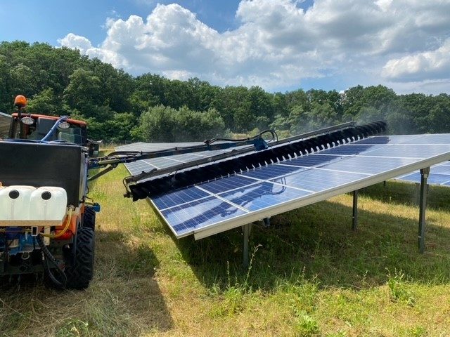 Solarpark Reinigung mit der Sunbrush Mobil