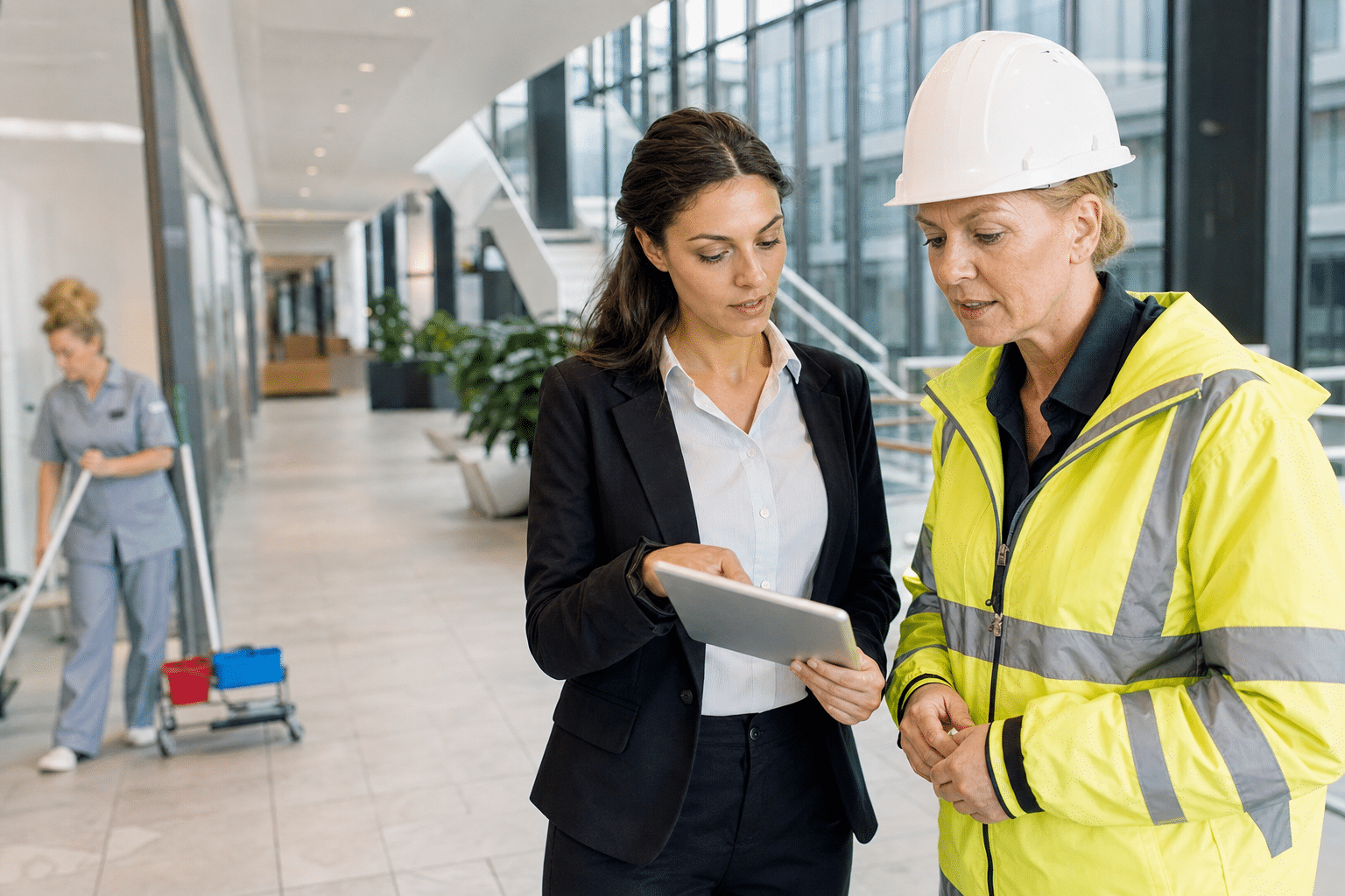 Objektleiterin und Facility Manager bei der gemeinsamen Kontrolle eines Gewerbeobjekts